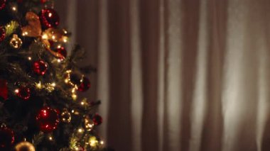 Işıklı Noel ağacı ve sağ tarafta kopyalama alanı.