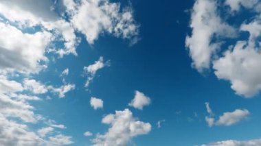 Gökyüzü mavi ve bulutlar rüzgarın hızıyla hareket ediyor.
