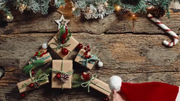 Noel Arkaplanı Hediyeler Şapkayla — Stok video