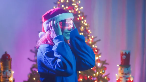 Glückliches Mädchen Mit Virtual Reality Headset Zur Weihnachtszeit Der Nähe — Stockfoto