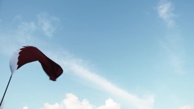 Katar dünya kupası gökyüzünde dalgalanan futbol bayrağı