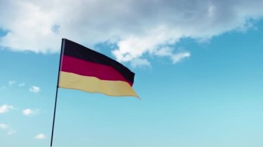 Alman bayrağı rüzgardan gökyüzünde dalgalanıyor