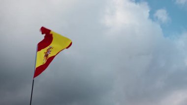 İspanya bayrağı gökyüzünde bulutlarla dalgalanıyor
