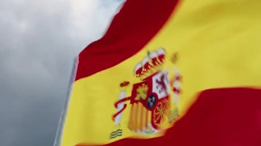 İspanya bayrağı gökyüzünde bulutlarla dalgalanıyor