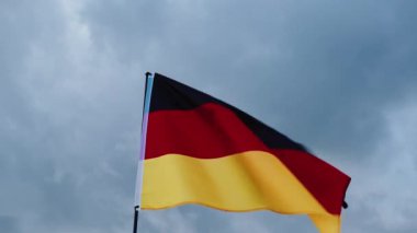 Alman bayrağı rüzgardan gökyüzünde dalgalanıyor
