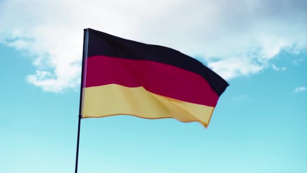 Det Tyske Flagget Viftet Himmelen Fra Vinden – stockvideo