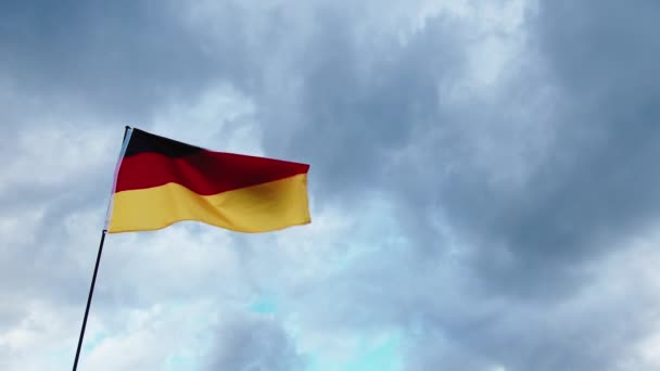 Bandera Alemana Ondeando Cielo Desde Viento — Vídeos de Stock