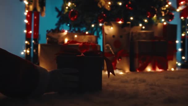 Noel Baba Nın Eli Noel Hediyesini Gecenin Bir Yarısı Ağacın — Stok video