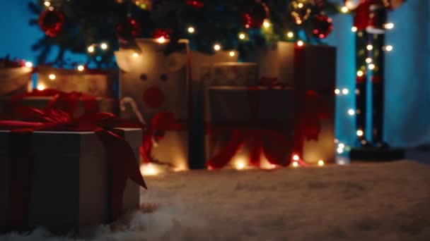 Рождественская Подарочная Коробка Доставлена Ковер Дома Ночью — стоковое видео