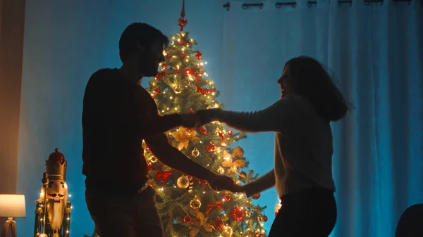 Siluet Pasangan Menari Melawan Pohon Natal Malam Hari — Stok Foto