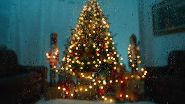Juletre Vått Vindu Fra Regn Huset – stockfoto