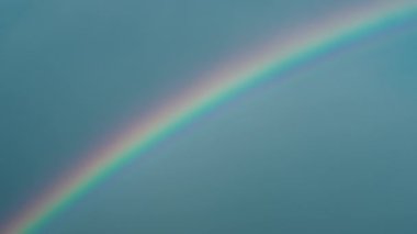 Yağmurlu bir günde gökyüzünde güzel gökkuşağı renkleri