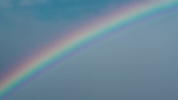 Yağmurlu Bir Günde Gökyüzünde Güzel Gökkuşağı Renkleri — Stok video
