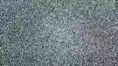 Eski bir televizyondaki gerçekçi televizyon sesi efekti 