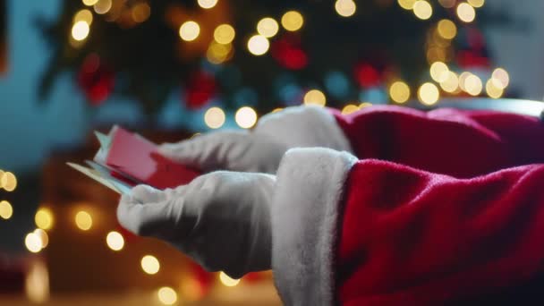 Ręka Świętego Mikołaja Rękawiczkach Otwierających Świąteczne Listy — Wideo stockowe