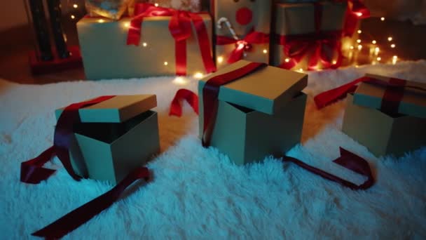 Χριστουγεννιάτικα Δώρα Λάμπουν Κάτω Από Δέντρο Μέσα Στη Νύχτα — Αρχείο Βίντεο