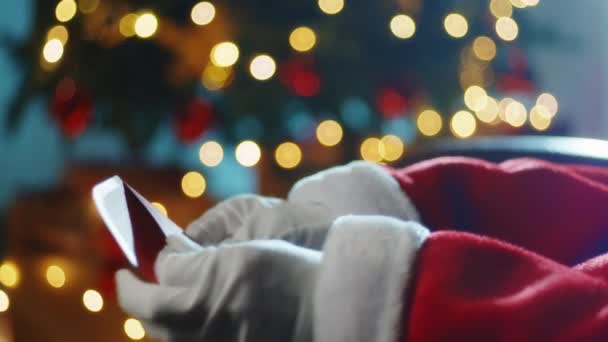 Санта Клаус Открывает Письмо Рождество Спрашивает Детей — стоковое видео