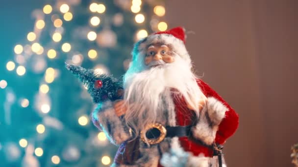 Brinquedo Papai Noel Contra Árvore Natal Noite — Vídeo de Stock