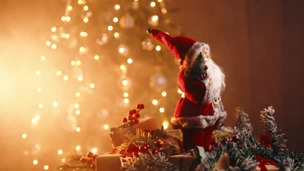 Вращающаяся Миниатюра Игрушки Санта Клауса Против Елки Рождество — стоковое видео