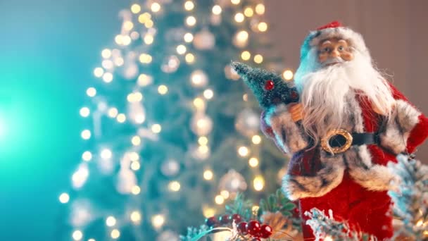 Kleine Kerstman Speelgoed Door Boom Voor Kerstmis — Stockvideo
