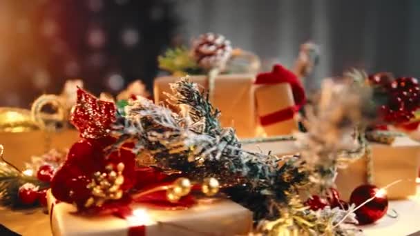 크리스마스 상자가 나무에 기대어 테이블 — 비디오