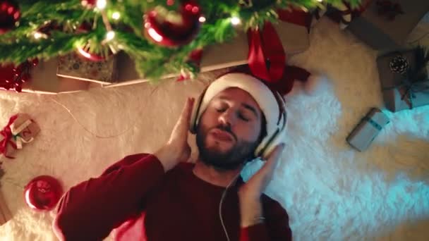 Chico Disfrutar Navidad Con Música Bajo Árbol — Vídeo de stock