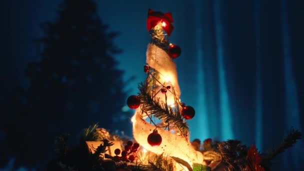 Маленькая Рождественская Елка Вращающаяся Ночи Комнаты — стоковое видео