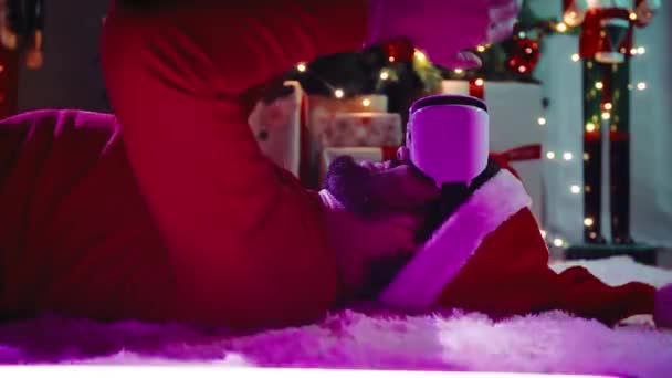 Mantesting Christmas Headset Deitado Árvore Natal — Vídeo de Stock