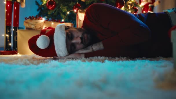 Man Sover Genom Christmas Gift Box Vänta Tomten Presentförpackning — Stockvideo