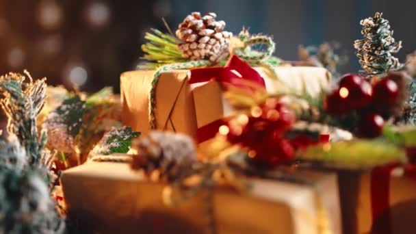 Різдвяні Подарункові Коробки Обертовому Столі — стокове відео