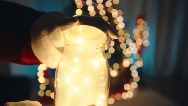 Мбаппе Санта Открыл Чашу Полную Рождественских Огней — стоковое видео