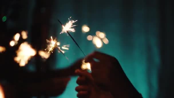 Silhouette Des Mains Brandissant Des Étincelles Pour Fête Nouvel — Video