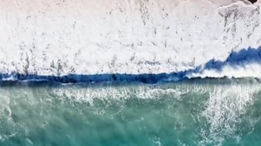 Kıyı manzarasına güçlü dalgaların çarptığı fırtınalı okyanus..