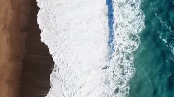 Штормовой Океан Сильными Волнами Падающими Берег — стоковое видео
