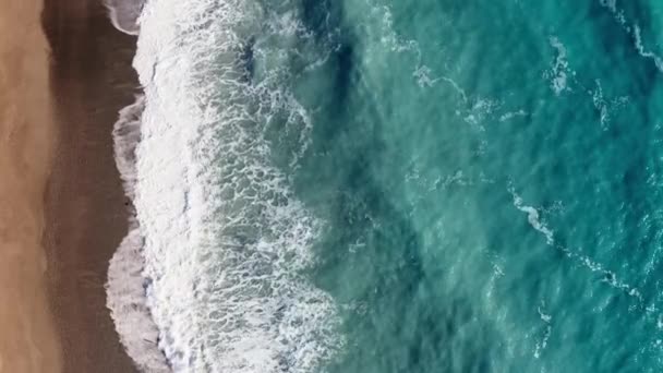 Bouřlivý Oceán Silnými Vlnami Řítící Pobřeží Letecký Pohled — Stock video