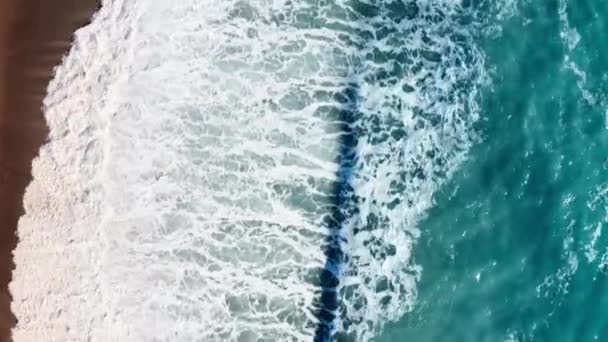 Θυελλώδης Ωκεανός Ισχυρά Κύματα Συντρίβεται Στην Ακτή Εναέρια Άποψη — Αρχείο Βίντεο