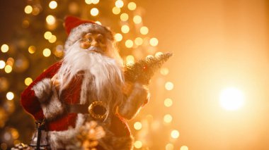 Noel Baba Noel ağacına doğru dönüyor. .