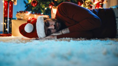 Noel Hediyesi Kutusunda Uyuyan Adam Noel Baba 'nın hediye kutusunu bekliyor..