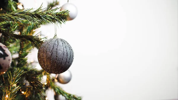 Pohon Natal Dengan Bola Putih Dan Menyalin Ruang Kanan — Stok Foto