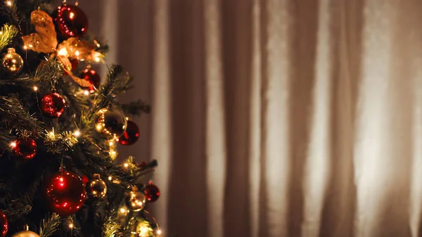 Pohon Natal Dengan Cahaya Dan Menyalin Ruang Sebelah Kanan — Stok Foto