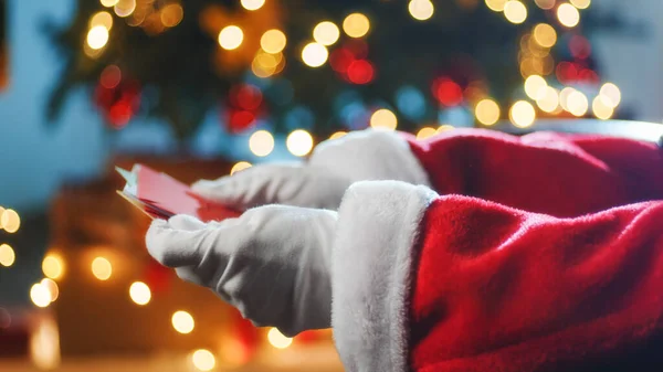 Santa Claus Membuka Surat Untuk Natal Meminta Anak Anak — Stok Foto