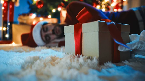 Man Sleeps Christmas Gift Box Menunggu Kotak Hadiah Santa — Stok Foto
