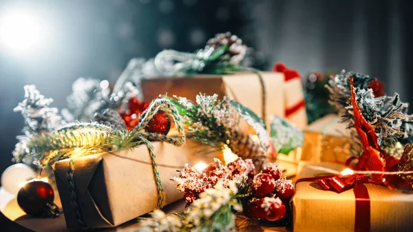 Christmas Gift Box Meja Berputar Terhadap Pohon — Stok Foto