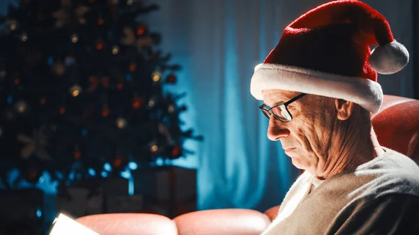 Orang Tua Membaca Buku Pada Sofa Natal Rumah — Stok Foto