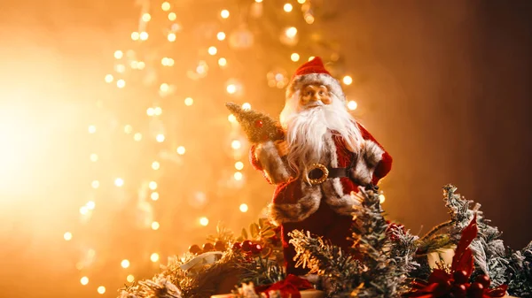 Roterende Miniatyr Julenisseleketøy Mot Treet Julen – stockfoto