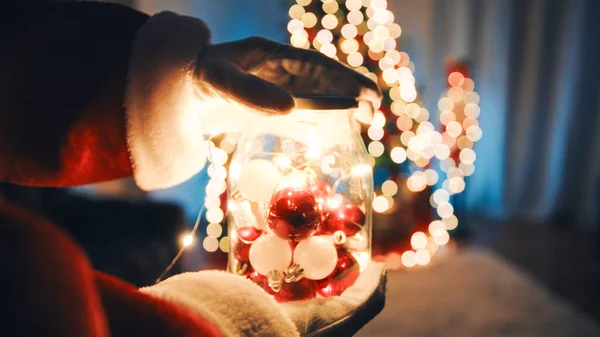 Santa Segurando Jarro Com Ornamentos Natal — Fotografia de Stock