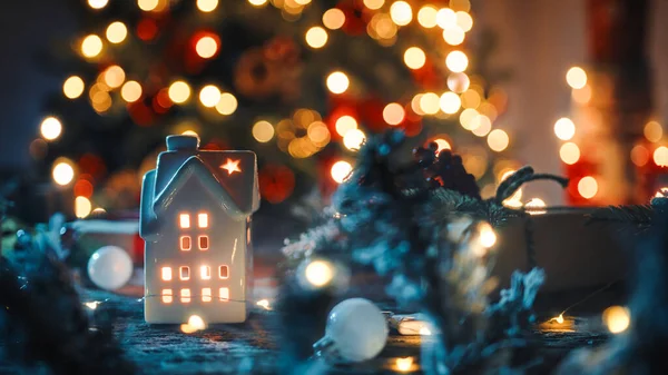 Liten Miniatyrhus Til Julepynt Bordet Med Trelys Som Bakgrunn – stockfoto