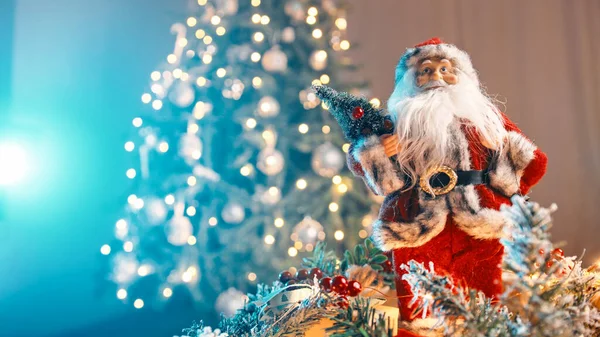 Lille Julenisse Leken Ved Treet Til Jul – stockfoto
