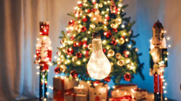 Berayun Lampu Terhadap Pohon Natal Dalam Ruangan — Stok Foto