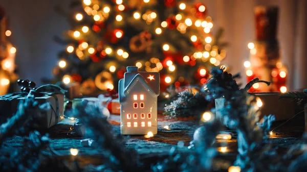 Rumah Miniatur Kecil Untuk Dekorasi Natal Atas Meja Dengan Lampu — Stok Foto